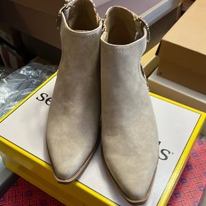 Gorgeous Brand new beige and snake skin booties